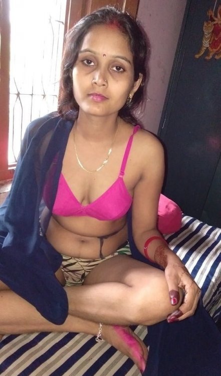 Desi Horny Indian Bhabhi Sex Fingering Shaved Pussy (13).jpg