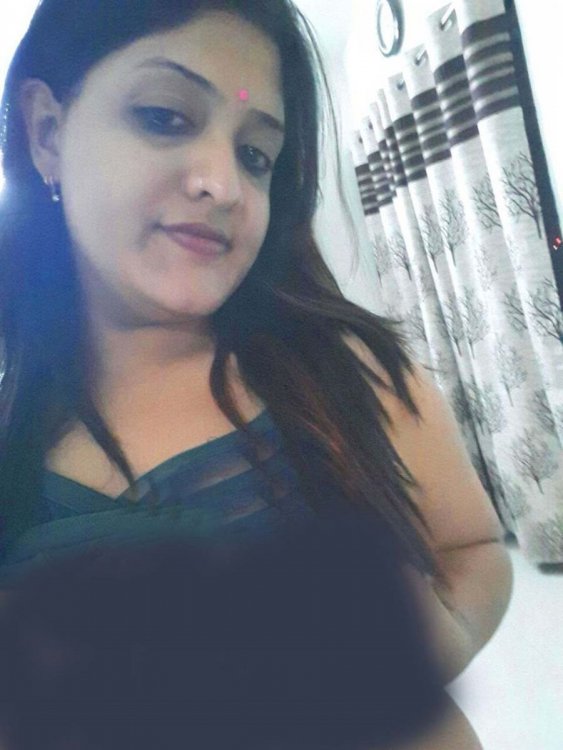 Bigs Ass Busty Desi Milf  (1).jpg