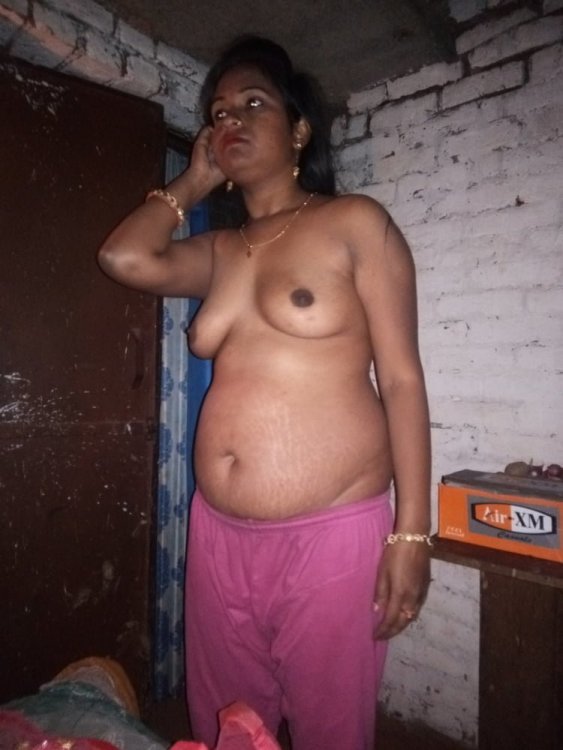 Desi Village Bhabhi Bathing Nude Pics (48).jpg