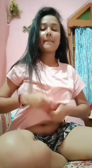 901828380_DesiHotGirlShowingHerBoobs.mp4_0001.jpg.97d80c2d29bb3891666fca6cfc939e71.jpg