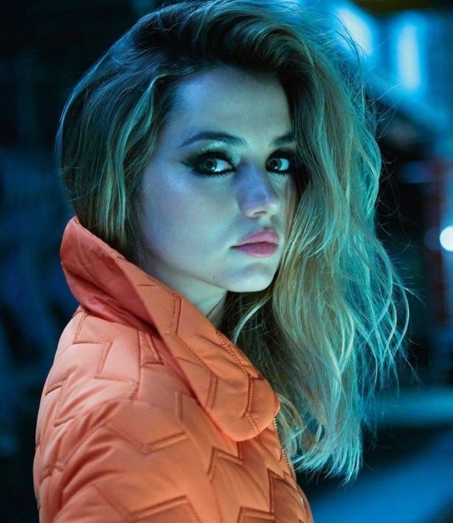 1974780801_740full-ana-de-armas(1).thumb.jpg.b7e589bc20a44a836af86ab551af3108.jpg
