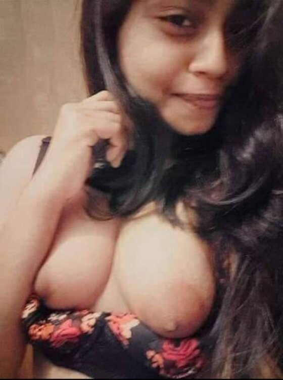 young-paki-girl-abroad-living-some-nude-selfie-23-750x1003.jpg